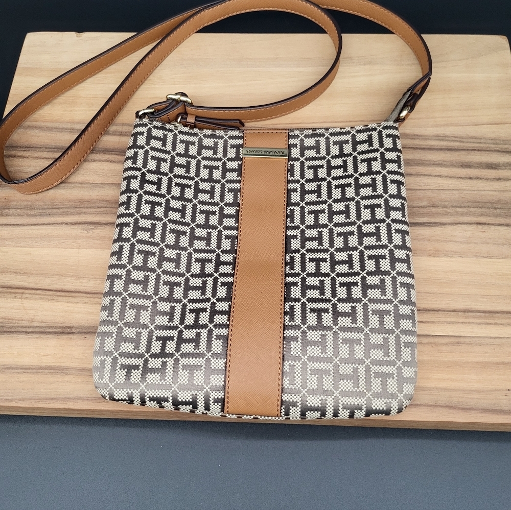 Tommy Hilfiger Signature Logo Brown & Tan Crossbody w/Adjustable Strap, Like New - Picture 4 of 10
